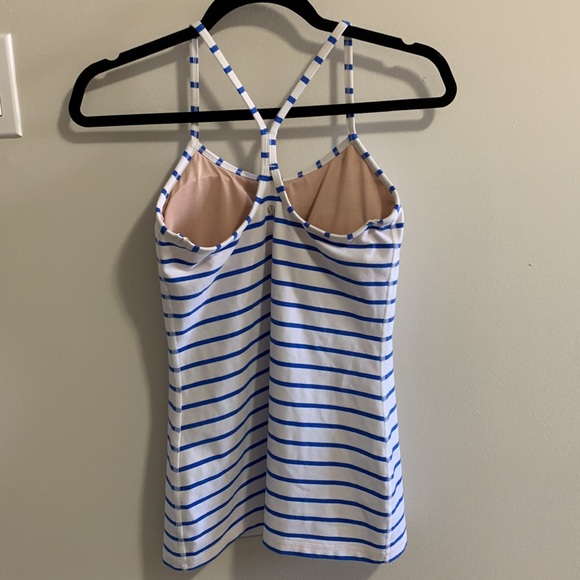 Size 6 lululemon workout top - Picture 2 of 4